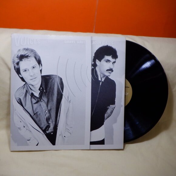 ~~~ DARYL HALL & JOHN OATES ~~~ VOICES - Picture 1 of 1